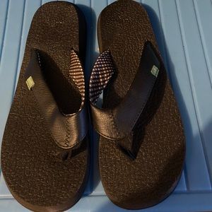 Sanuk Black Flip Flops Size 8